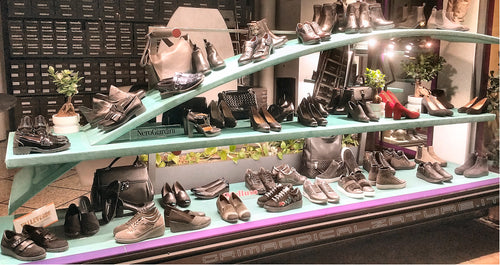 Vetrina scarpe donna eleganti e classiche